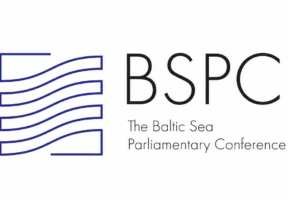 Baltijas jūras parlamentārās konferences (BSPC) logo – stilizēts zils viļņu simbols un melns uzraksts “BSPC – The Baltic Sea Parliamentary Conference”.