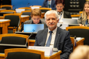 Baltijas Asamblejas Latvijas delegācijas vadītājs Jānis Vucāns Igaunijas parlamenta sēžu zālē